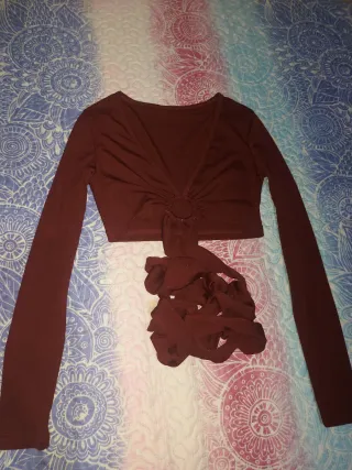 Top corto con anilla y lazos