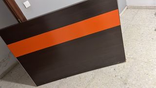 Cabecero de madera marrón y naranja