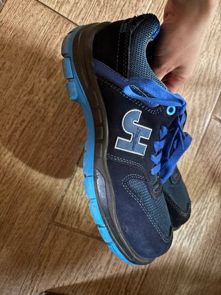 Zapatos de seguridad negros y azules