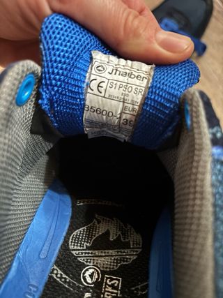 Zapatos de seguridad negros y azules