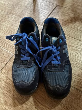 Zapatos de seguridad negros y azules