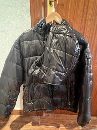 Chaqueta acolchada negra brillante