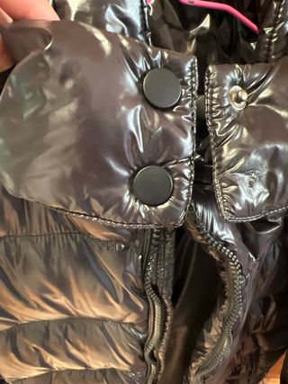 Chaqueta acolchada negra brillante