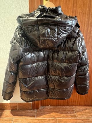Chaqueta acolchada negra brillante