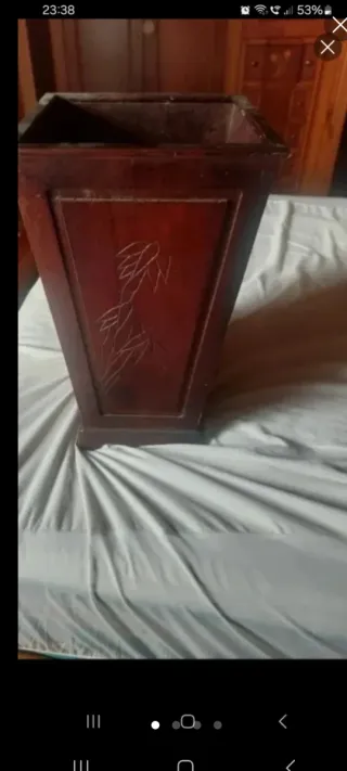 Paragüero de madera tallada