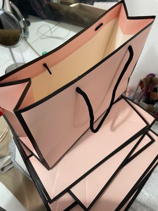 Bolsas de papel rosa y negro