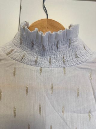 Blusa blanca con detalles dorados