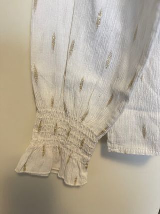 Blusa blanca con detalles dorados