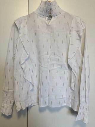 Blusa blanca con detalles dorados