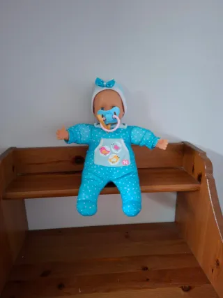 Muñeco bebé con traje azul y accesorios
