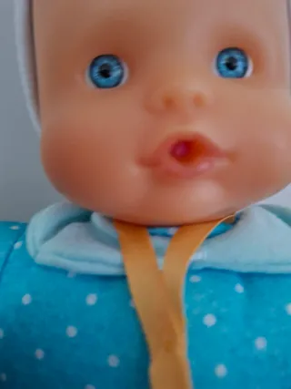 Muñeco bebé con traje azul y accesorios