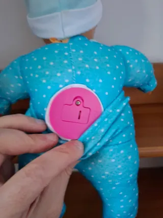 Muñeco bebé con traje azul y accesorios