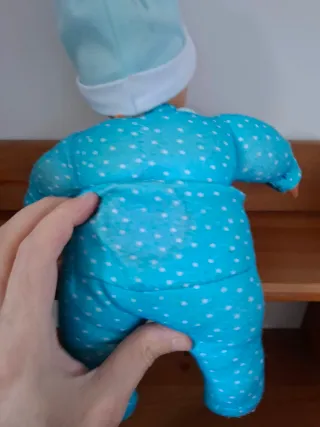 Muñeco bebé con traje azul y accesorios