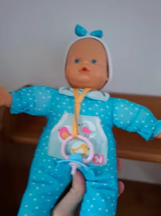 Muñeco bebé con traje azul y accesorios