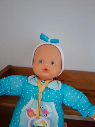 Muñeco bebé con traje azul y accesorios
