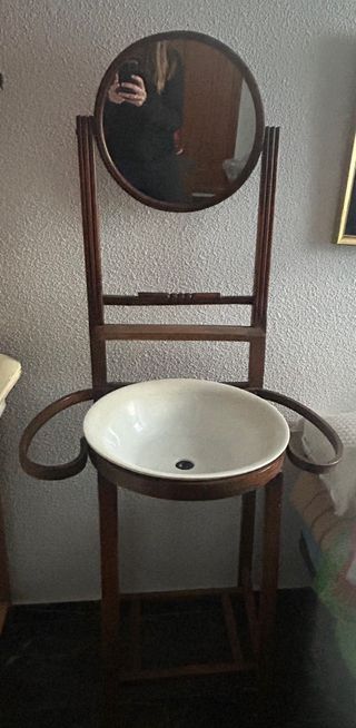 Lavabo antiguo de madera y cerámica