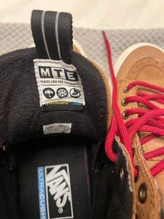 Zapatillas Vans Camel con Cordones Rojos