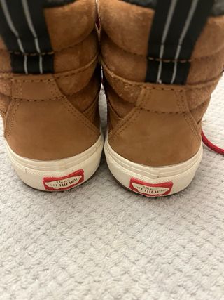 Zapatillas Vans Camel con Cordones Rojos