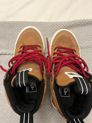 Zapatillas Vans Camel con Cordones Rojos