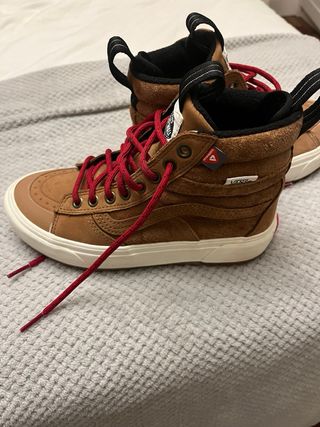 Zapatillas Vans Camel con Cordones Rojos