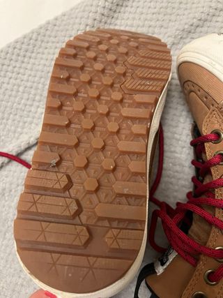Zapatillas Vans Camel con Cordones Rojos