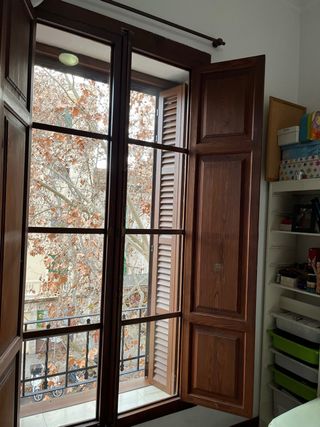 Ventana antigua de madera de norte con postigos.