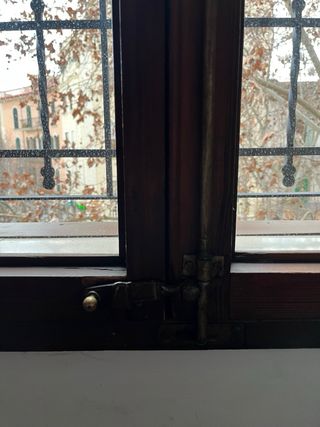 Ventana antigua de madera de norte con postigos.