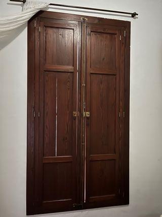 Ventana antigua de madera de norte con postigos.