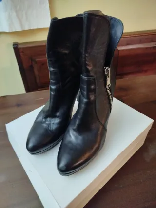 Stivaletti neri con zip