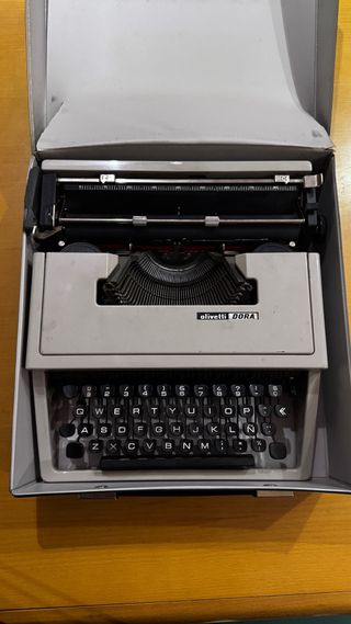 Máquina de escribir Olivetti DORA