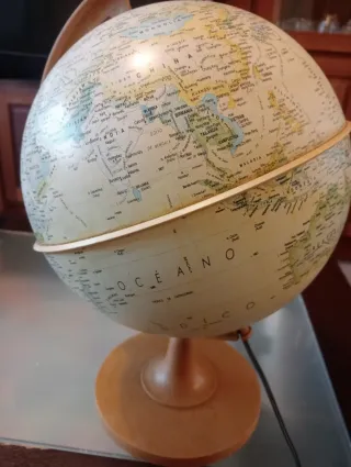 Globo terráqueo con luz