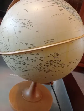 Globo terráqueo con luz