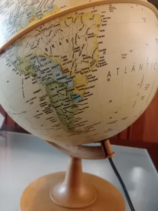 Globo terráqueo con luz