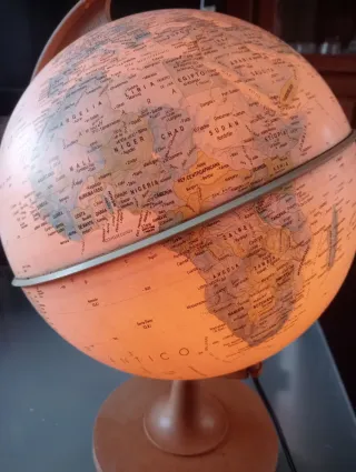 Globo terráqueo con luz