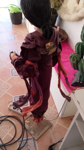 Figura de un metro,con soporte.