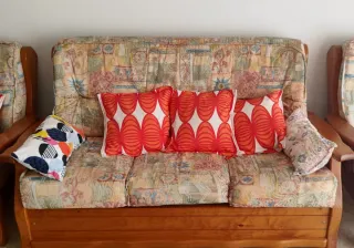 Sofá cama y butaca de madera de pino.