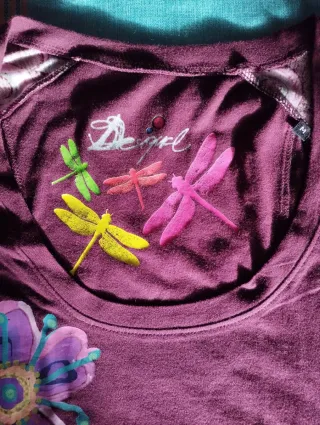 Camiseta Desigual mujer. Talla M. libélulas y Flor