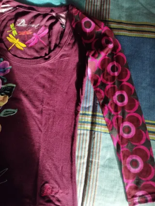 Camiseta Desigual mujer. Talla M. libélulas y Flor