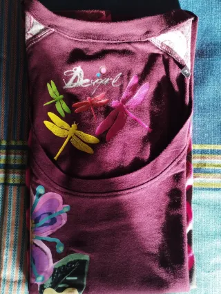 Camiseta Desigual mujer. Talla M. libélulas y Flor
