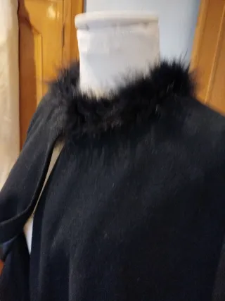 Capa negra con cuello de pelo