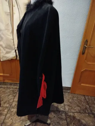 Capa negra con cuello de pelo