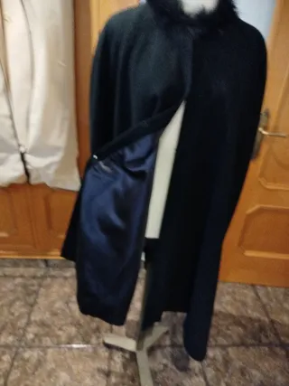 Capa negra con cuello de pelo