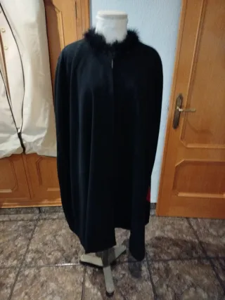 Capa negra con cuello de pelo