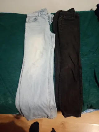 Pantalones vaqueros azules y negros