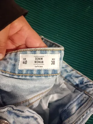 Pantalones vaqueros azules y negros