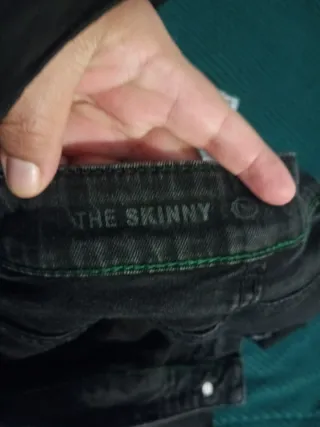 Pantalones vaqueros azules y negros