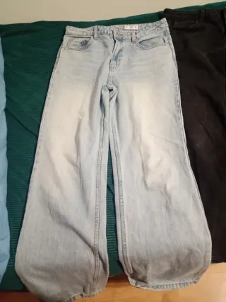 Pantalones vaqueros azules y negros