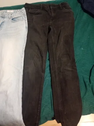 Pantalones vaqueros azules y negros