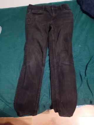 Pantalones vaqueros azules y negros