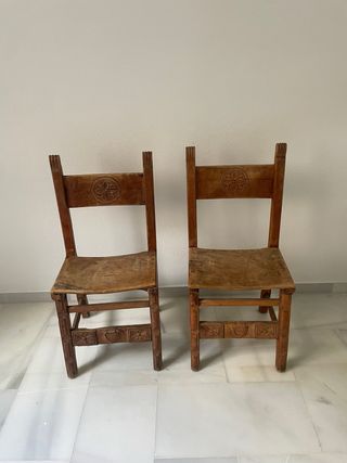 Juego de 2 sillas de madera tallada